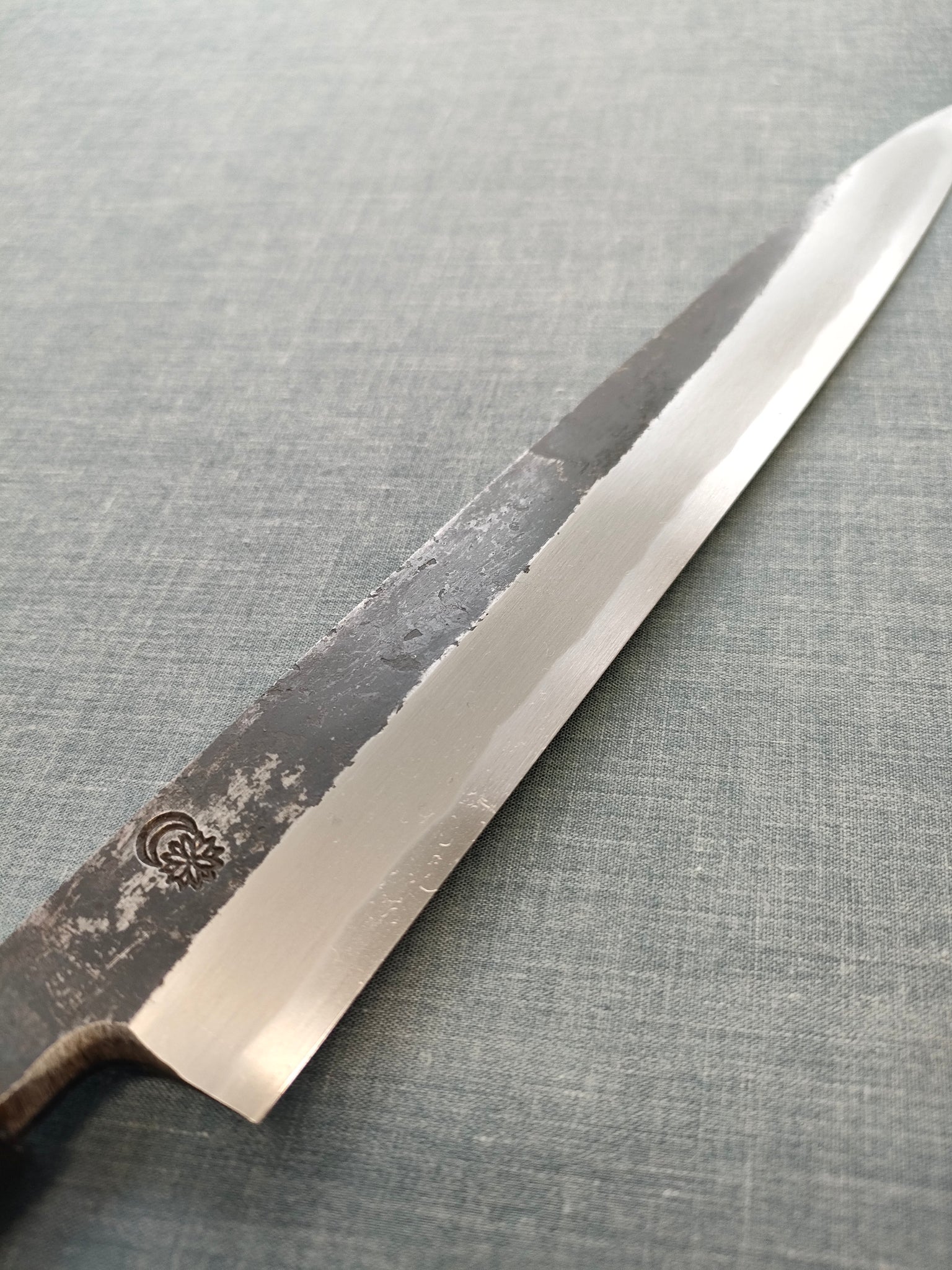 Sakai Kikumori | Kikuzuki Kuro | Yanagiba 240mm | Horn Magnolia